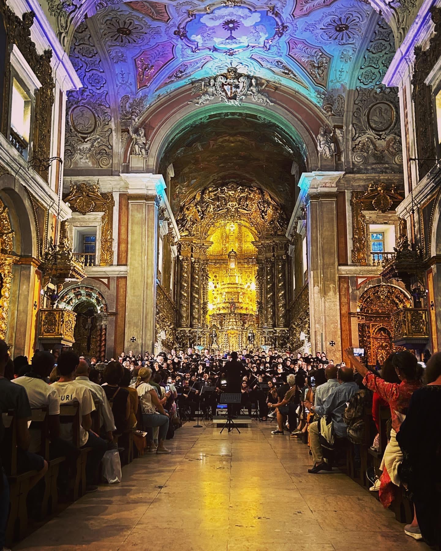 A group of people in a church

AI-generated content may be incorrect.