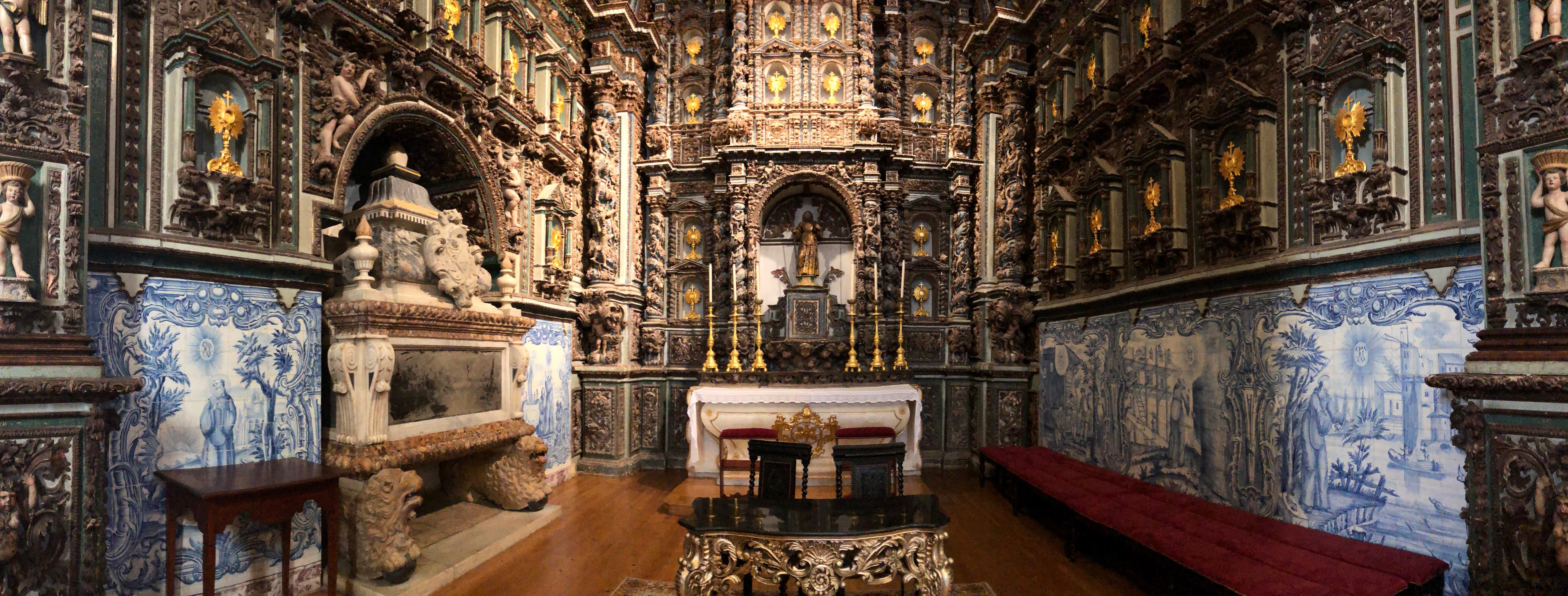 A room with ornate walls and a table

AI-generated content may be incorrect.