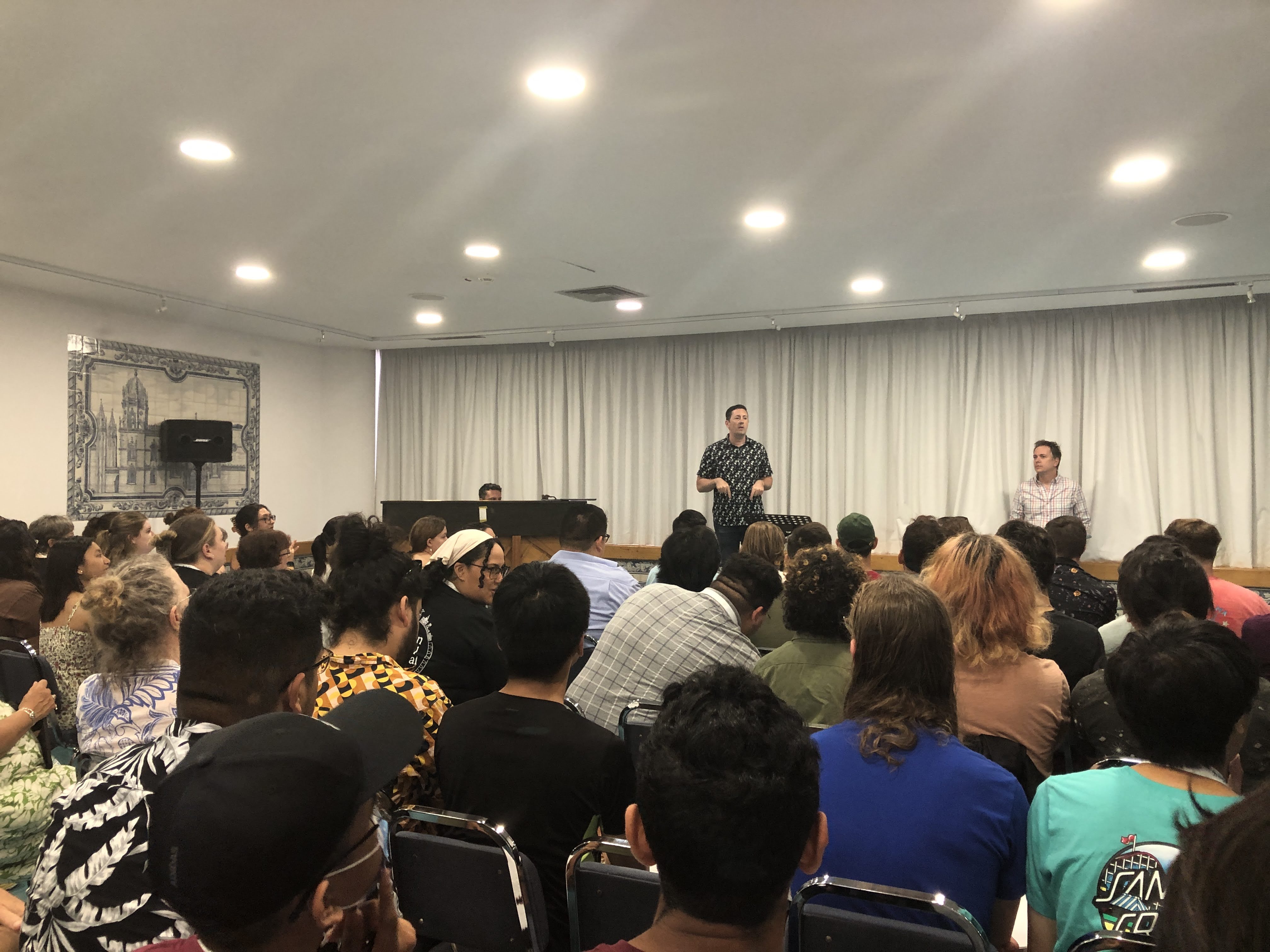 A group of people in a room

AI-generated content may be incorrect.